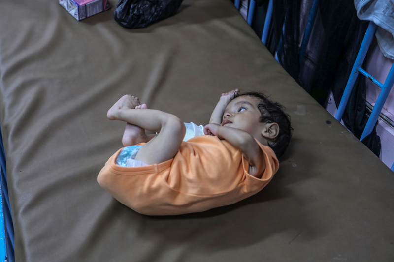 <p><p></p></p><p><b>AÇLIKTAN ÖLECEK BİR SONRAKİ BEBEĞİN KIZIM OLMASINDAN KORKUYORUM</b></p><p>Akut yetersiz beslenme sorunu yaşayan ve 7 gün yoğun bakımda yatan Sila'nın yanından ayrılmayan annesi Necah Barbah ise diğer çocuklarından ayrı olmanın üzüntüsünü ve kızının her an ölmesinden duyduğu korkuyu anlattı.</p>