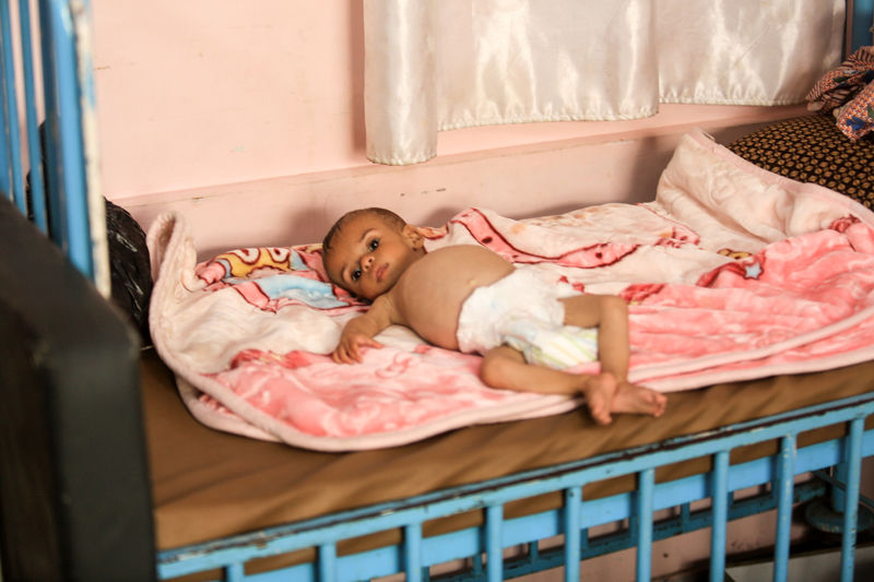 <p>Kendisinin de yetersiz beslenme sorunu yaşadığını ve oğlunu besleyemediğini söyleyen anne, 'Bu çocuğun mamaya ihtiyacı var. Neden Arap ülkelerindeki çocuklar gibi yiyip içemiyorlar. Yiyecekler eğer bulunabilirlerse astronomik fiyatlara satılıyor. Onları almamız mümkün değil.' dedi.</p>