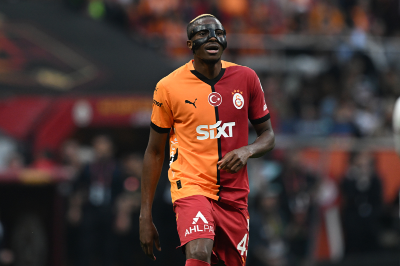 <p><b>BU SEFER KİRALIK DEĞİL, KALICI"</b></p><p>MUNDO DEPORTIVO (İSPANYA): "Osimhen Türkiye'ye doğru... Haftalardır süren zorlu görüşmelerin ardından Nijeryalı golcü, Napoli'den ayrılıp Galatasaray'ın yeni oyuncusu olmaya hazırlanıyor. Osimhen ile uzun süren görüşmelerin tamamlanmasıyla birlikte, forvet oyuncusu artık Galatasaray'da yeni bir maceraya, bu sefer kiralık değil, kalıcı bir sözleşmeyle başlamaya hazır."</p>
