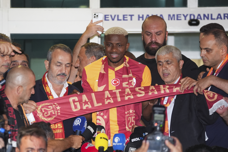 <p><b>"G.SARAY'A DÖNMEKTE ISRARCIYDI"</b></p><p>ALWEEAM (SUUDI ARABİSTAN): "Osimhen'in Galatasaray'a dönüşünün ardında dehşet rakamlar var. Galatasaray'daki kiralık dönemi sona eren Osimhen, Napoli'ye geri döndü ancak oyuncu, Galatasaray'a geri dönmekte ısrarcıydı."</p>