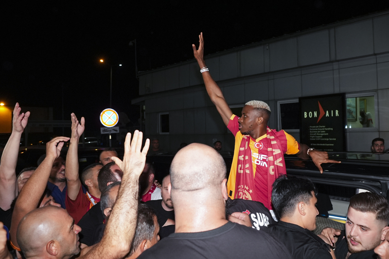 <p><b>"TÜRK LİGİNİN MVP'Sİ"</b></p><p>MARCA (İSPANYA): "Artık resmi olarak, tartışmasız şekilde, Türk futbolunun en büyük transferlerinden biri olmaya aday olan Victor Osimhen, Galatasaray'ın oyuncusu oldu. Bir sezon kiralık olarak oynadıktan sonra, İstanbul kulübü, Napoli'den 75 milyon euroyu aşan bir bedelle Osimhen'i satın aldı. Bu, Türk futbolu tarihindeki en pahalı transfer oldu... Beşiktaş'ın bu yaz Benfica'ya Kökçü için ödediği 25 milyon euroyu çok büyük bir farkla geride bırakarak. Türk liginin MVP'si... oldukça net bir şekilde. Öte yandan, Galatasaray, José Mourinho'nun çalıştırdığı Fenerbahçe ile arasındaki farkı açmaya devam ediyor. Osimhen'in yanı sıra, Bayern'den yüksek maaşlı bir sözleşmeyle Leroy Sané, Monaco'dan Jakobs ve Lens'ten Frankowski transfer edildi. Harika bir takım kurdular."</p>