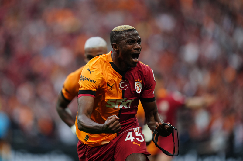 <p><b>"OSIMHEN, BEKLENTİLERİ ALTÜST ETTİ"</b></p><p>MOTO CICLISMO (PORTEKİZ): "Victor Osimhen beklentileri altüst ederek Galatasaray'a hamle yaptı ve 75 milyon euroluk transfer çılgınlığına yol açtı. Futbol dünyasını yeniden şekillendirecek beklenmedik bir gelişmeyle, Napoli'nin güçlü forveti Galatasaray'a transfer olmaya hazırlanıyor. Gerçekleşecek bu transfer, futbol dünyasında yankı uyandırmaya aday."</p>