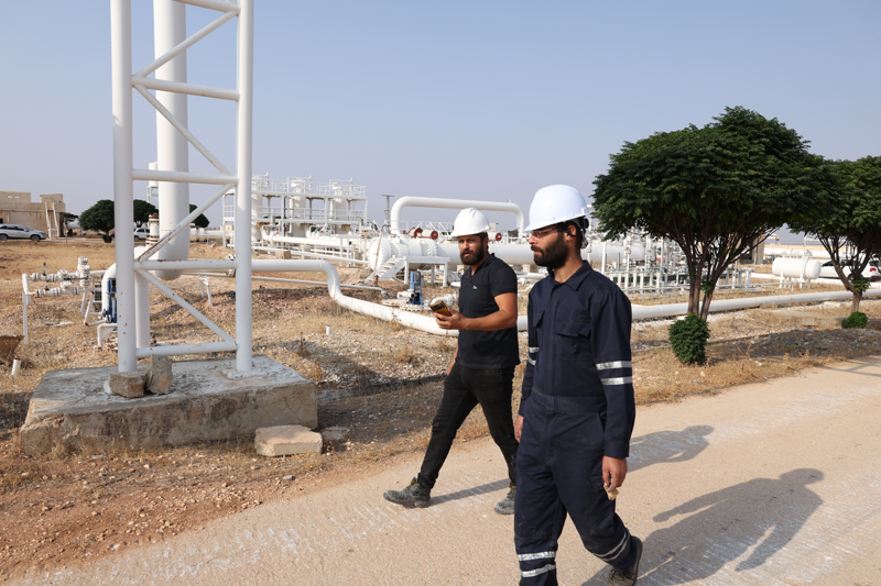 <p>Bayraktar, Türkiye-Suriye Doğal Gaz Boru Hattı açılış törenindeki konuşmasına, projede yer alan Suriye, Azerbaycan ve Katar'a teşekkür ederek başladı.</p>