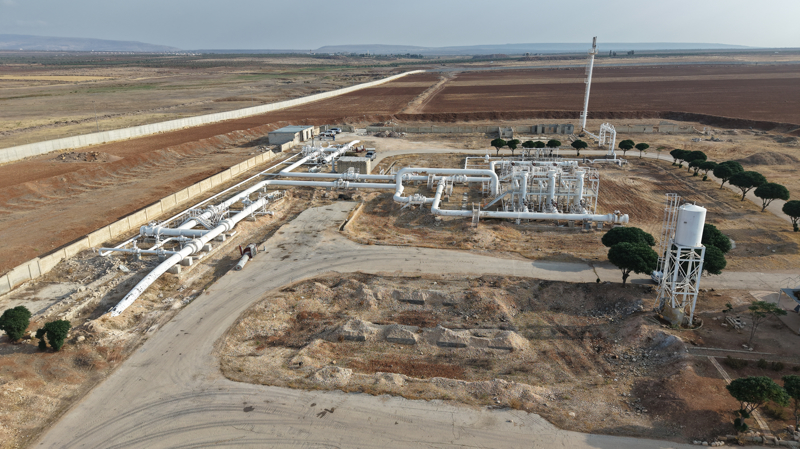 <p>Bayraktar, Kahramanmaraş'ın Türkoğlu ilçesinden gelen 36 inç çapında, yaklaşık 93 kilometre uzunluğundaki boru hattını Suriye'ye doğru devam ettirdiklerini bildirdi.</p>