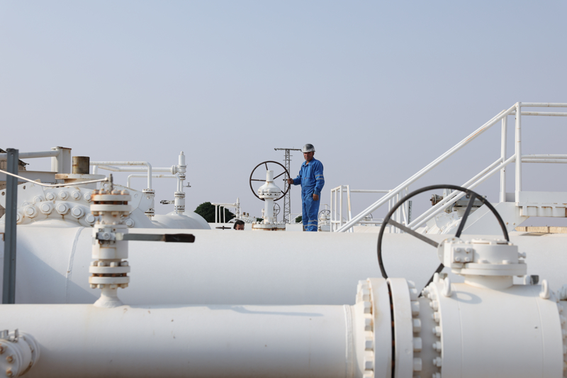 <p>"Bakanlığımızdan iki farklı uzman heyeti Şam'a gönderdik. Kısa, orta ve uzun vadede neler yapabiliriz, bunları belirledik. Türkiye olarak 2017'den bu yana Afrin, İdlib gibi bölgelerin enerji arz güvenliğini sağlıyoruz. Elektriği halihazırda 8 ayrı noktadan Suriye'ye ihraç ediyoruz. İhracat kapasitemizi ilk etapta yüzde 25, daha sonra da ekleyeceğimiz yeni bağlantı hatlarıyla iki katından fazla artırmış olacağız. Çalışmalarımız tamamlandığında bağlantı kapasitemiz 861 megavata ulaşacak ve Suriye'deki 1,6 milyon hanenin elektrik ihtiyacını karşılıyor olacağız."</p>