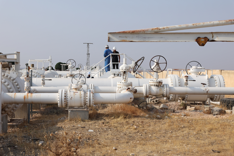 <p>"Şam'a bir ziyaret gerçekleştirdik. Elektrik, doğal gaz ve petrol gibi önemli başlıkları masaya yatırdık. Enerji, madencilik ve hidrokarbon alanlarında Mutabakat Zaptı'nı imza altına aldık. Bu anlaşmayla ülkelerimiz arasında enerji, madencilik ve hidrokarbon alanlarında işbirliğinin geliştirilmesine yönelik çerçeve oluşturduk. Halep'teki elektrik santrallerinin ihtiyacı olan doğal gazı, Türkiye'den boru hattıyla sevk etmek için önemli adım attık."</p>