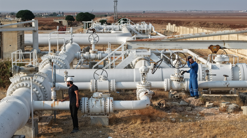 <p>Bayraktar, ilk aşamada Suriye'ye yılda 2 milyar metreküpe kadar doğal gaz ihracı sağlanabileceğini kaydetti.</p>