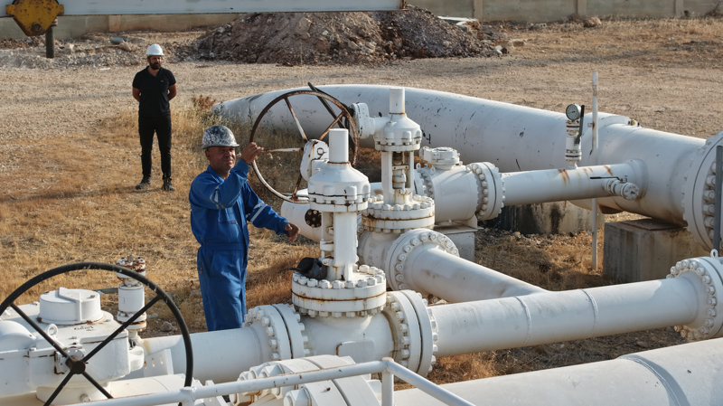 <p>"Hat, Türkiye-Suriye sınırında bulunan ve Kilis'in Yavuzlu köyünde yer alan Yavuzlu Ölçüm İstasyonu'na kadar geldi. BOTAŞ, hattın Suriye bölümünün altyapısının hazırlanmasıyla ilgili olarak Suriye Gaz Şirketi SGC'yle birlikte çalıştı, kendilerine her türlü teknik desteği verdi. Gaz akışını başlatarak Azerbaycan'dan gelen doğal gazı, Kilis üzerinden Suriye'ye vereceğiz. Yavuzlu Ölçüm İstasyonu'ndan günde 6 milyon metreküplük kapasiteye kadar gaz sevkiyatı gerçekleştireceğiz. Allah'ın izniyle doğal gazı Halep'e, Halep'ten de Humus'a kadar taşıyacağız. Bu sayede oradaki elektrik santralleri de yakın zaman içinde devreye alınacak."</p>