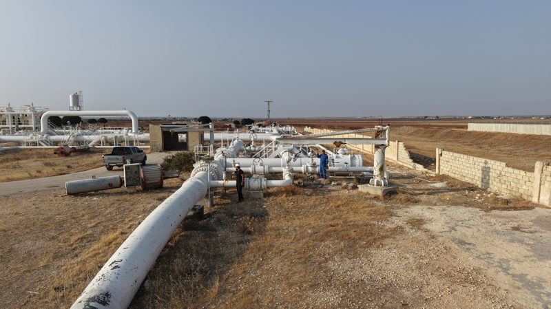 <p>Bu doğal gazla yaklaşık 1200 megavatlık elektrik santralinin faal hale geleceğini aktaran Bayraktar, bu sayede 5 milyon hanenin elektrik ihtiyacı karşılanarak, Suriye'de hayatın normalleşmesine ciddi katkı yapacaklarını söyledi.</p>