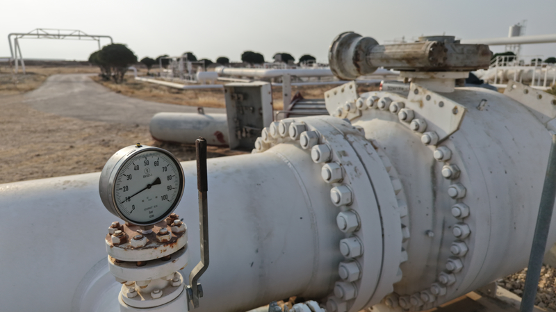 <p>"Can Azerbaycan'a özel parantez açmamız gerekiyor. Azerbaycan devletine ait petrol ve doğal gaz şirketi SOCAR ile Azerbaycan'dan gelen gazın Türkiye-Suriye sınırında teslimine yönelik bir swap anlaşması imzaladık. Hatırlayacağınız üzere benzer projeyi mart ayında Nahçivan ile hayata geçirmiştik. Iğdır-Nahçıvan Doğalgaz Boru Hattı ile Nahçıvan'a Türkiye üzerinden kesintisiz doğal gaz akışını başlatmıştık. İşte bugün de Azerbaycan Ekonomi Bakanı Mikayıl Cabbarov ile yeni projenin açılışında iki devlet bir millet şiarıyla beraberiz. İnşallah bugün itibarıyla sevkiyatına başlayacağımız Azerbaycan'dan gelen doğal gazla Suriye'deki santralleri yakıtla buluşturacağız."</p>