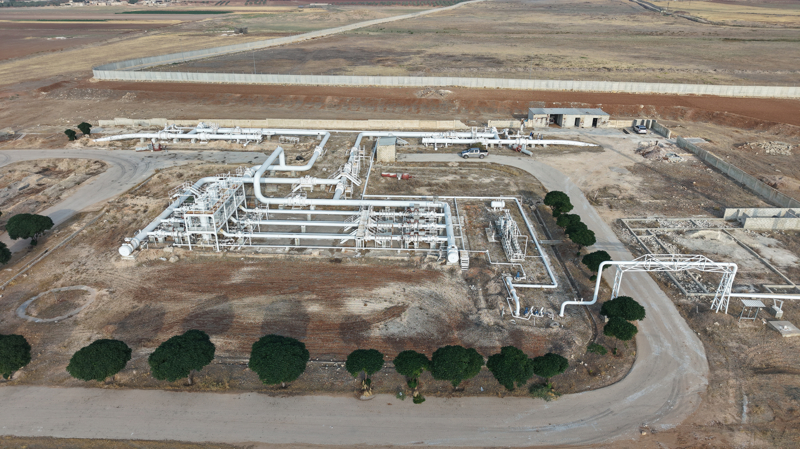 <p>Törene, Suriye Enerji Bakanı Muhammed El-Beşir'in yanı sıra projede yer alan ülkelerden Azerbaycan Ekonomi Bakanı Mikayıl Cabbarov ve Katar Kalkınma Fonu Başkanı Fahad Hamad Al-Sulaiti de katılım sağladı.</p>