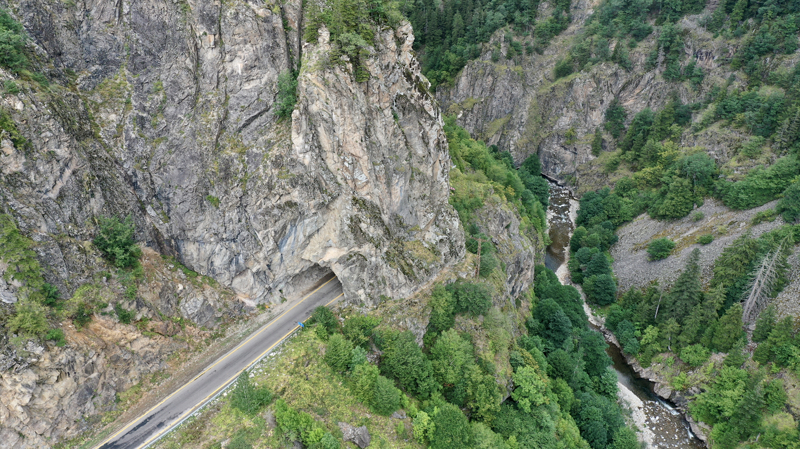 <p>Giresun-Sivas arasındaki ulaşımı sağlayan kara yolunda 6 metre yüksekliği ve 35 metrelik uzunluğuyla halen sağlamlığını koruyan tünelin oyulmuş kaya yapısı dikkati çekiyor.</p>