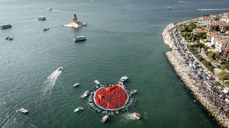 <p>Karak�y'den hareket eden tekneler, �sk�dar Salacak a��klar�na ula�t�. Burada denizde dev bir Filistin bayra�� a��l�rken, K�z Kulesi'ne de T�rk ve Filistin bayraklar� as�ld�.</p>