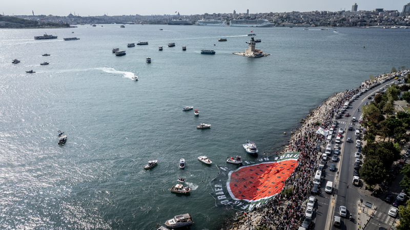 <p>'Her yer Gazze her yer direni�', '�stanbul'dan Gazze'ye direni�e 1000 selam', 'Nehirden denize �zg�r Filistin', 'Refah a��ls�n Gazze ya�as�n' ve 'Hamas'a selam direni�e devam' sloganlar� at�lan etkinlikte, kat�l�mc�lar�n yakt��� siyah sis me�aleleriyle g�rsel bir mesaj verildi.</p>