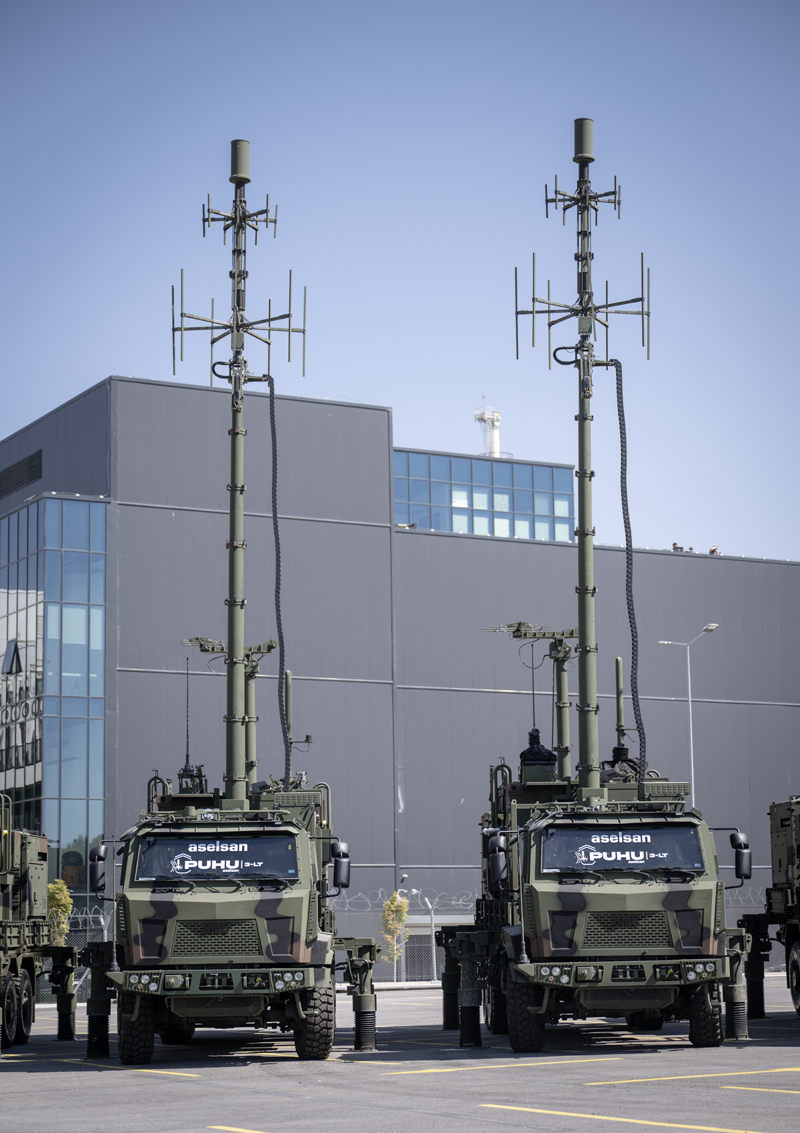 <p><p></p></p><p><b>"TÜRKİYE YÜZYILI'NA ASELSAN DAMGA VURACAK"</b></p><p><br></p><p>Akyol, tüm bu çalışmalara Cumhurbaşkanı Recep Tayyip Erdoğan'ın liderlik ettiğine dikkati çekerek, özellikle 2004'te alınmış tarihi Savunma Sanayii İcra Komitesi kararlarının önemine işaret etti.</p>