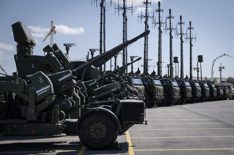 <p>2026'dan itibaren de etap etap bu tesisi devreye alacağız. Tesis, kendi 'gök vatan'ımızı daha güvenli hale getirecek yeni nesil hava savunma teknolojilerini daha yüksek adetlerde geliştirip üretmeye ve ihracat odaklı büyümemizi desteklemeye imkan sunacak.</p>