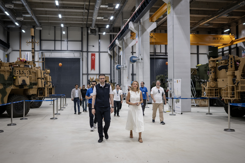 <p>Tesisin etrafı 20 kilometre, uçtan uca 900 futbol sahasından büyük bir alan. Burası, teknoloji üssü olarak donatılacak. Ufukta gördüğünüz her yer önümüzdeki günlerde, aylarda, yıllarda teknoloji üslerine dönüşecekler. </p>