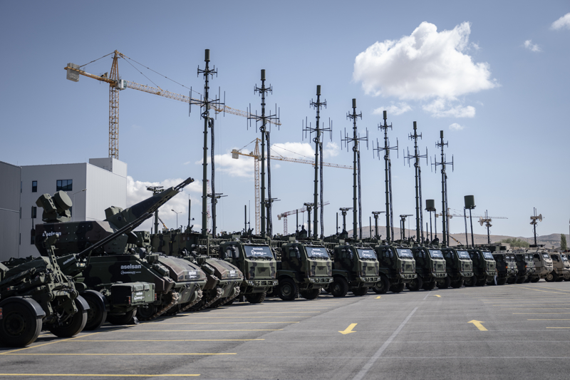 <p>Bu tesiste önümüzdeki 5 yıl, 5 bini aşkın nitelikli istihdam öngörüyoruz. Gençlerimizin hayallerini Türkiye'de gerçekleştirmesine imkan vermenin de temelini atmış oluyoruz. Buraları sadece bir beton, sadece bir inşaat olarak görmemek lazım. Buralar geleceğin Türkiye'sinin inşa edildiği yerler. Burada tarihe tanıklık ediyoruz."</p>