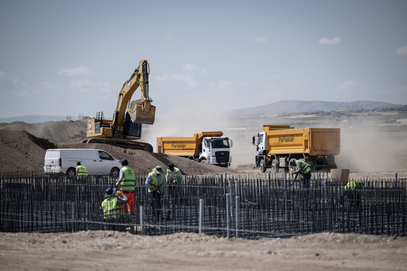 <p> Dünyanın en iyi kamerası olan ASELFLIR-500'ü geliştirmiş ve 20 ülkeye ihraç etmiştik. Bugün rakipleriyle farkı açan ASELFLIR-600'ü yaptık. Bunların artık daha yüksek adette üretileceği ve yeni nesil teknolojilerin tasarlanacağı altyapılar da açılmış oldu. </p>