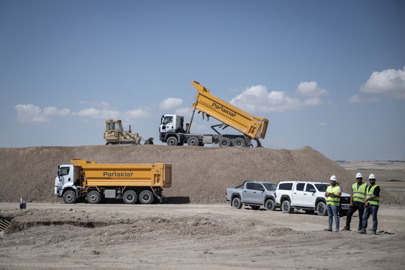 <p>Söz konusu tesislerle son dönemdeki üretim imkanlarını ciddi manada artıracaklarını vurgulayan Akyol, "Bu 14 yeni tesis bize yüzde 40 kapasite artışı sağladı. Şu an o tesislerden birinin içindeyiz. Tesis hızla kritik projelerin üretiminde kullanılmaya başlandı.</p>