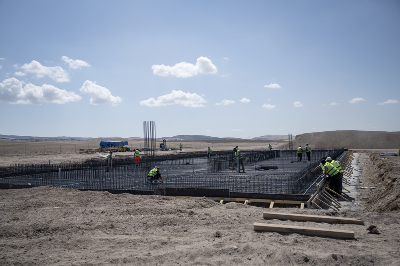 <p>Gök vatanı koruyacak bu projelerin altında uzun yılların birikimi olduğuna dikkati çeken Akyol, haberleşmeden radara, elektro optikten komuta kontrole birçok teknolojinin kazanılmasından sonra ayrı ayrı geliştirilen bu sistemlerin, geçen dönemde devletin liderliğinde Çelik Kubbe mimarisi altında adeta tek bir sistem gibi hareket edebilen yapıya kavuşturulduğunu hatırlattı.</p>