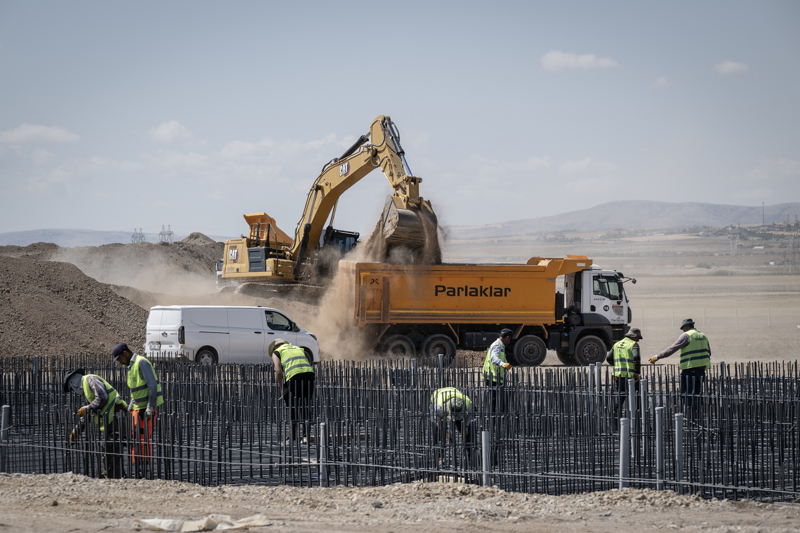 <p><p></p></p><p><b>3 BİNDEN FAZLA YENİ İSTİHDAM</b></p><p><br></p><p>Akyol, artık daha çok ürünü Türk Silahlı Kuvvetleri, dost ve müttefiklere verme ve yeni teknolojileri envantere kazandırma imkanı yakalayacaklarını bildirdi.</p>