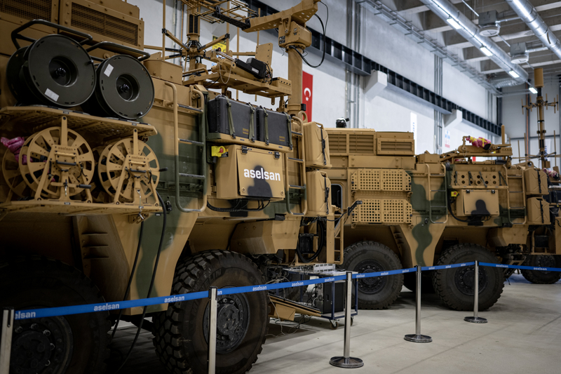 <p>"Sistem, aynı zamanda SİHA'larla, AKINCI, AKSUNGUR ve KIZILELMA ile entegre çalışacak, birlikte harekat icra edecekler. Gerçekten sistemler sistemi bir yetkinliğe kavuşuyoruz. Her yıl daha fazla üretme, daha fazla sistemi envantere vermenin gayreti içindeyiz. Yenilerini ve daha fazlasını yapmak için gayretle büyük bir enerjiyle çalışmaya devam edeceğiz. Bu alanda Çelik Kubbe'nin 47 ayrı unsurunu görüyoruz. SİPER, HİSAR, KORKUT AİC ve MÇT, ALP, PUHU gibi sistemlerimiz dün Türk ordusuna teslim edildi. Bunlardan daha yüksek adette üretmeye de devam ediyoruz. Her geçen gün daha fazla sistemi ordumuzun envanterine sokuyoruz. Dün burada envantere teslim edilen 47 Çelik Kubbe unsuru 460 milyon dolar değerinde. Bunlar tamamıyla yerli ve milli mühendislerimiz tarafından geliştirilmiş ve Türkiye'nin gök vatanına büyük bir kalkan olacak sistemler. Bunun yazılımıyla, komuta kontrolüyle, haberleşme sistemleriyle entegre tek bir sistem olarak çalıştığı ve Türkiye'nin bütün hava sahasının kontrol edildiği bir anlayışla yolumuza devam ediyoruz. Bugün hiç kimseye bağımlı olmadan bu sistemleri tasarlayan, üreten ve daha çok üretecek altyapılara da bu törenle kavuşmuş olan bir ASELSAN ile 50'nci yılında milletimize bu sistemleri armağan ediyoruz."</p>