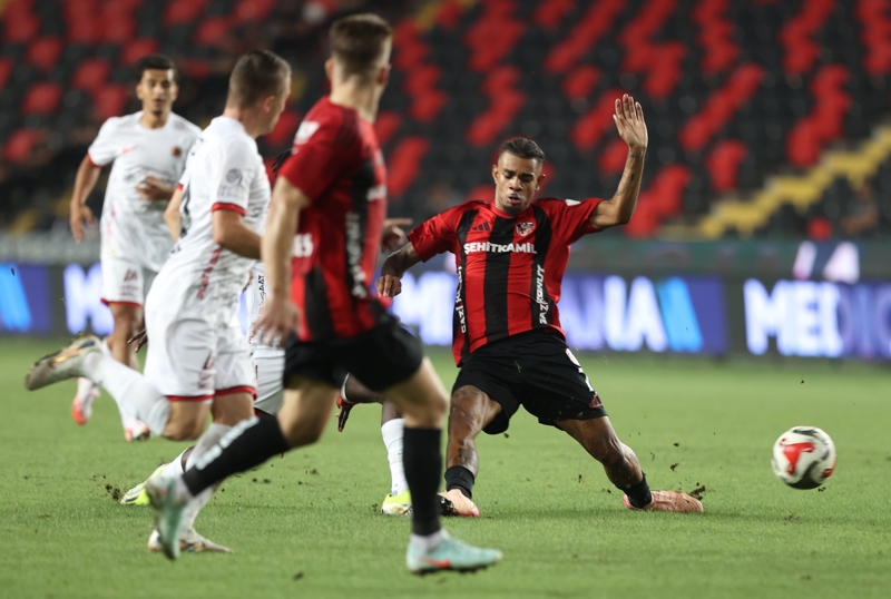 <p><b>G.BİRLİĞİ LİGE KÖTÜ BAŞLADI</b></p><p>Bu sezon oynadığı üç Süper Lig maçından da mağlup ayrılan Gençlerbirliği'nin, lig tarihinde üst üste dört mağlubiyetle başladığı tek sezon 1992/93.</p>