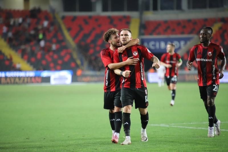 <p><b>G.BİRLİĞİ SON 11 MAÇIN 1'İNİ KAZANDI!</b></p><p>İstanbul takımlarını konuk ettiği son 11 Süper Lig maçının sadece birini kazanabilen Gençlerbirliği (2B 8M), tek galibiyetini 2+ gol atabildiği tek karşılaşmada Kasımpaşa'yı 2-1 mağlup ederek aldı (Mart 2021).</p>