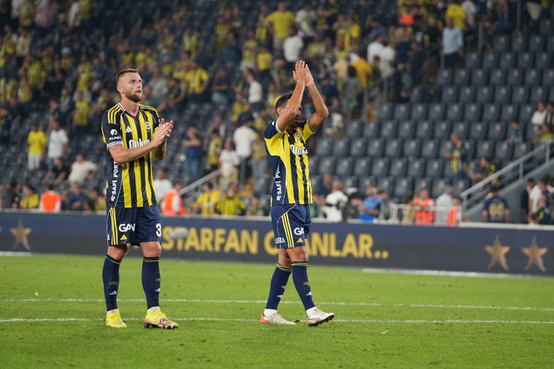<p><b>ANKARA TAKIMLARINA KARŞI ÜSTÜNLÜK</b></p><p>Ankara takımlarına rakip olduğu son dokuz Süper Lig maçının sadece birini kaybeden Fenerbahçe (7G 1B), tek yenilgisini Mart 2021'de Gençlerbirliği'ne 2-1 mağlup olarak aldı.</p>