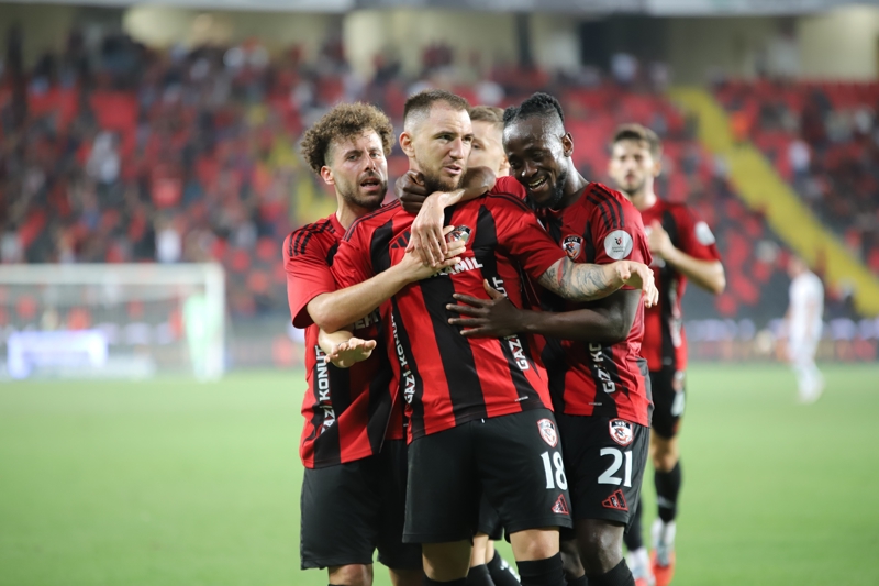 <p><b>G.BİRLİĞİ EN AZ ŞUT ÇEKEN TAKIM</b></p><p>Bu sezon Süper Lig'in ilk üç haftasında da maça çıkan takımlar arasında en az isabetli (6) ve toplam şut (29) çeken ekip Gençlerbirliği oldu. Fenerbahçe ise geçen sezondan bu yana ligde boy gösteren takımlar arasında kalesine en az isabetli (117) ve toplam şut (360) gelen ekip konumunda.</p>