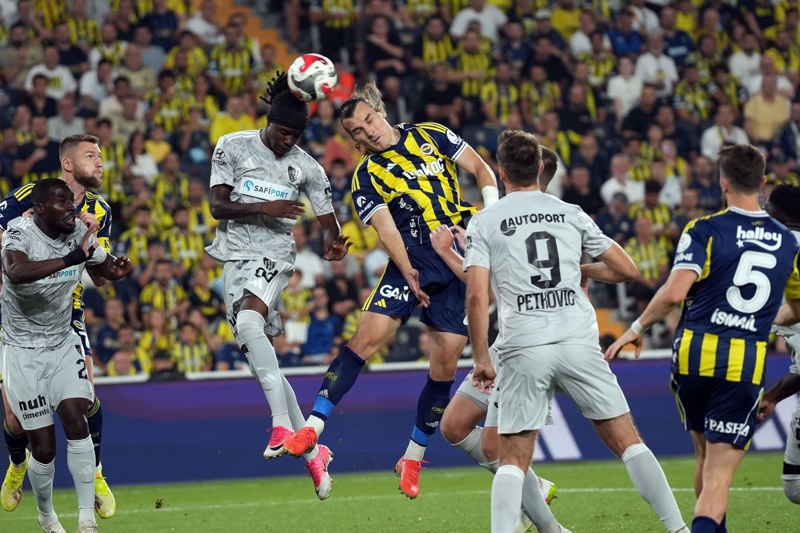 <p><b>G.BİRLİĞİ'NİN F.BAHÇE KARNESİ</b></p><p>Fenerbahçe'yi konuk ettiği son yedi Süper Lig maçının birini kazanan Gençlerbirliği (1B 5M), Mart 2015'ten bu yana rakibini iç sahada mağlup edemiyor.</p>