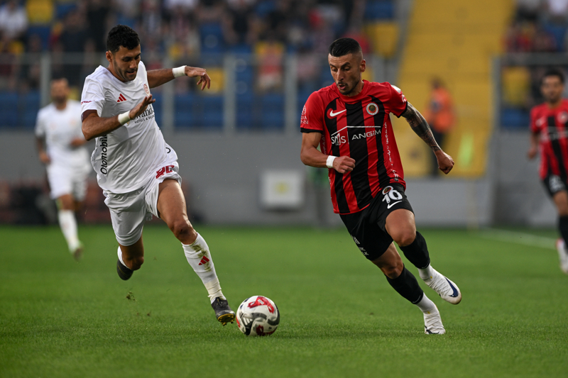 <p><b>METEHAN EN FAZLA ŞUT ÇEKENLERDEN</b></p><p>Süper Lig'in ilk üç haftasında en fazla şut çeken iki oyuncudan biri olan Metehan Mimaroğlu (11; Deian Sorescu ile eşit), bu süreçteki 11 şutunun sadece ikisinde isabet bulabildi (1 gol).</p>