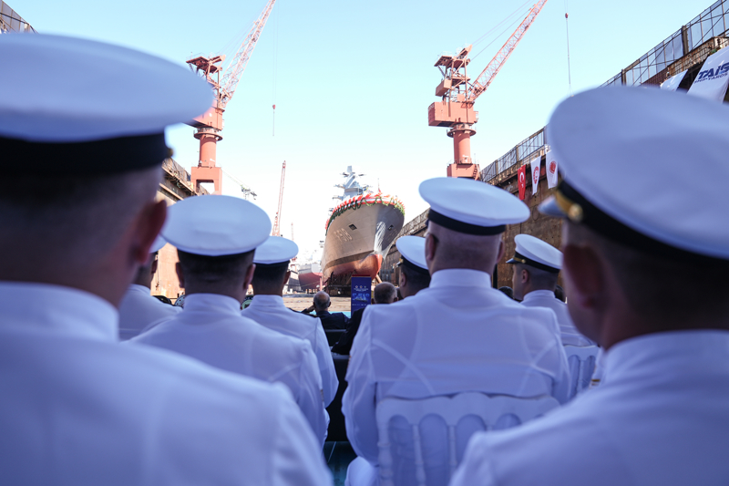 <p>Törende paylaşılan bilgilere göre, 6 Nisan 2023'te SSB ile Anadolu, Sedef ve Sefine Tersanelerinden oluşan TAIS Ortak Girişimi Ticari İşletmesi ve STM arasında imzalanan MİLGEM 6-12'nci İstif Sınıfı Fırkateynlerin Tedariki Projesi kapsamında, 7 adet İstif sınıfı fırkateynin inşası aynı anda 3 tersanede devam ediyor. 7 fırkateynden 2 tanesinin inşası Sefine Tersanesi'nde gerçekleştiriliyor.</p>