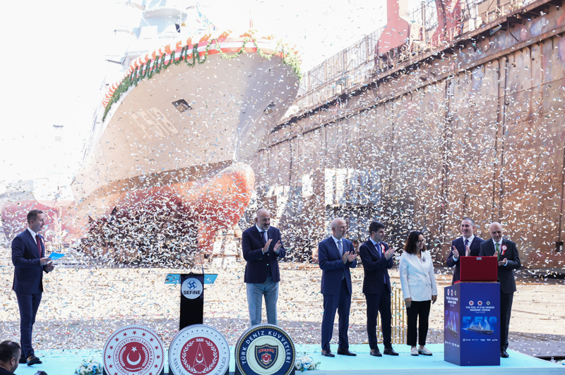 <p><b> "TF-2000'LE İLGİLİ SÖZLEŞMEMİZİ YAKIN ZAMANDA İMZALAYACAĞIZ"</b></p><p><b><br></b></p><p><b><br></b></p><p>İnsansız sistemler çok önemli olduğuna ve Türkiye'nin insansız hava araçlarında çok önemli bir mesafe kat ettiğine değinen Şeker, "Bu başarımızı insansız deniz araçlarına, insansız denizaltıya ve aynı zamanda insansız kara araçlarına da taşımak istiyoruz. Bu alanda da önemli başarılar elde etmiş durumdayız." diye konuştu.</p>