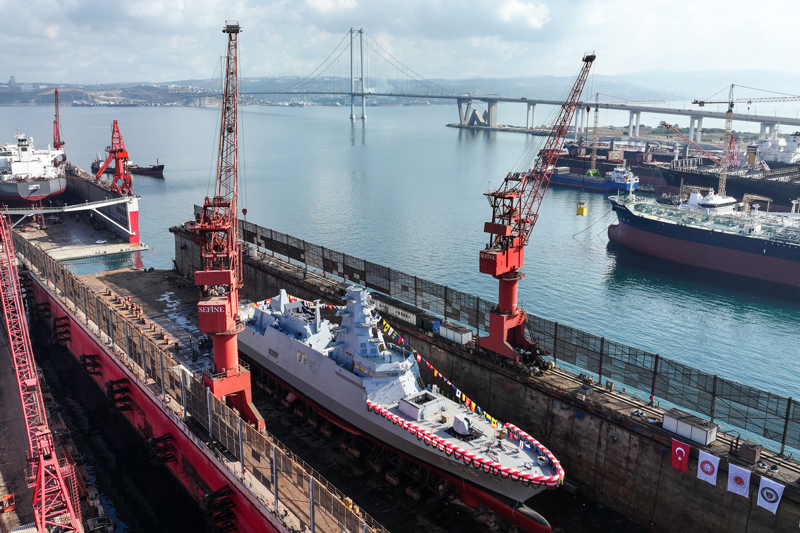 <p>Konuşmaların ardından yüzer havuzda bulunan TCG İçel'in sembolik olarak denize inişi gerçekleştirildi. Çeşitli süreçlerle devam edecek olan denize indirme operasyonunun tüm kontrollerle birlikte 24 saat içerisinde tamamlanması planlanıyor.</p><ul><li></li></ul>