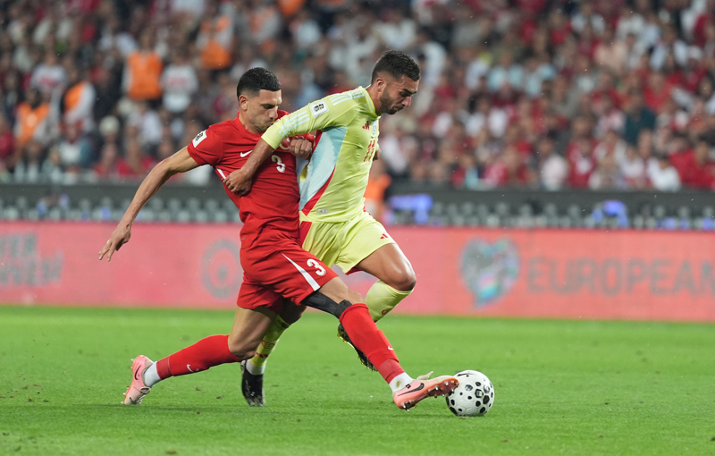 <p><b>"MÜKEMMELLİĞİ YAKALAMIŞ DURUMDA"</b></p><p><b>MUNDO DEPORTIVO: </b>"İspanya tiki-taka'yı geliştiriyor ve Türkiye'de sergiliyor. İspanya milli takımı, E Grubu'nda tek başına liderliğe yükselerek Dünya Kupası'na doğru dev bir adım attığı tarihi bir gece yaşadı. İspanya milli takımı, mükemmelliği yakalamış durumda."</p>