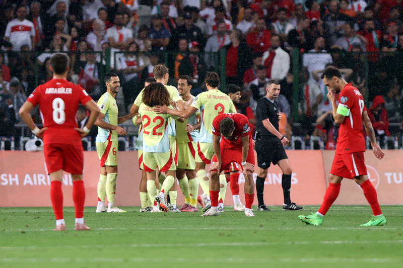 <p><b>"İSPANYA TÜM FUTBOL DÜNYASINI KORKUTUYOR"</b></p><p><b>MARCA:</b> "İspanya tüm futbol dünyasını şaşırtıyor ve korkutuyor. Türkiye, grubun tek başına lideri olan İspanya'nın muhteşem oyunu ve sayısız gol fırsatları karşısında hiçbir şey yapamadı. Şu anda İspanya'nın oyununa yaklaşan başka bir takım olmadığını yüksek sesle söyleyebiliriz."</p>