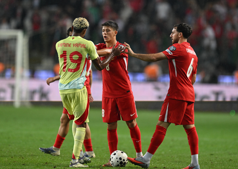 <p><b>ARDA GÜLER - LAMINE YAMAL</b></p><p><b>AS: </b>"Pedri ve Mikel Merino'nun senfonisi. Barça ve Arsenal oyuncuları, Türkiye'de İspanya'nın gösterisine liderlik etti. Arda Güler ve Lamine Yamal arasında yaşanan gergin an, itiş kakışla sona erdi."</p>