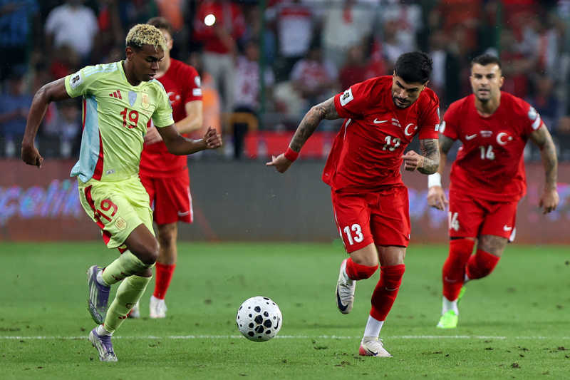 <p><b>"TÜRKİYE'YE ŞANS TANIMADI"</b></p><p><b>A BOLA: </b>"İspanya, Pedri ve Merino'nun muhteşem performansıyla Türkiye'yi mağlup etti. İspanyollar, Türk takımına şans tanımadı ve grubun tek lideri oldu."</p>