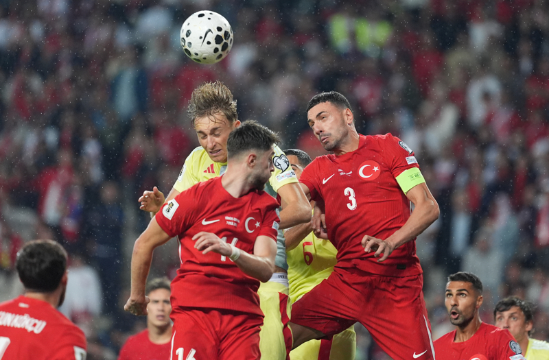 <p><b>"TÜRKİYE'DE YIKICI SENFONİ"</b></p><p><b>EL PAIS: </b>"İspanya'nın Türkiye'de yıkıcı senfonisi. İspanya, Dünya Kupası yolunda en zorlu rakibini Pedri'nin iki golü ve Mikel Merino'nun üç golüyle ezip geçti."</p>