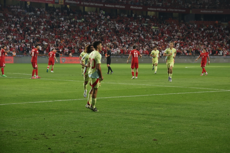 <p><b>"TÜRKİYE'Yİ ZORLANMADAN YENDİ"</b></p><p><b>SPORT: </b>"De la Fuente'nin takımı, pratik, basit, göz alıcı ve her şeyden önce etkileyici bir futbolla rakibini mağlup etti. İspanya'nın bugün rakibi olmadığı izlenimini veren takım futboluyla Türkiye'yi zorlanmadan yendi."</p>