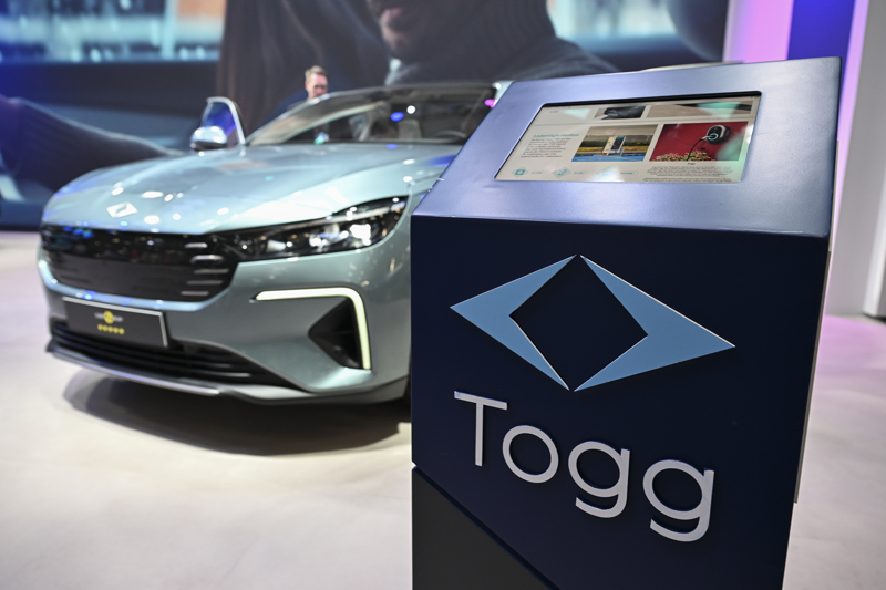<p>Togg CEO'su Mehmet Gürcan Karakaş, Alman basınının yoğun ilgi gösterdiği etkinlikte konuştu. Togg'un üretim sürecinin başından bu yana projedeki paydaşları dahil en iyilerle çalıştıklarını ve 3 kategoriden oluşan bir 'mobilite ekosistemi' oluşturduklarını ifade eden Karakaş, 'Bunlardan ilki mobilite cihazları, ikincisi dijital deneyim platformları ve üçüncüsü ise temiz enerji çözümleri' ifadelerini kullandı.</p>
