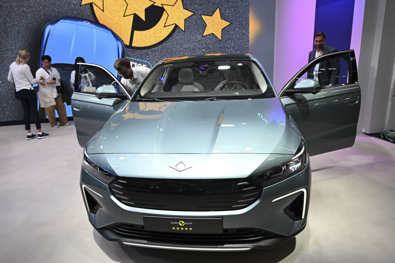 <p>Almanya'nın Münih kentinde 9-14 Eylül tarihlerinde gerçekleştirilecek Uluslararası Almanya Otomobil Fuarı (IAA Mobility) öncesi basın toplantısı düzenlendi. Misafirlerine yarın kapılarını açacak fuar öncesinde Türkiye'nin yerli ve milli otomobili Togg'un mevcut modeli T10X ve yeni sedan modeli T10F, gazetecilere tanıtıldı.</p>