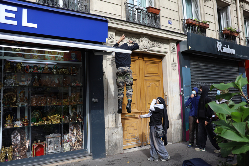 <p>Alice, kemer skma politikalarna ve Sebastien Lecornu'nun babakan olarak atanmasna tepki gsterdiklerini belirterek, 'Protesto etmeliyiz, hemfikir olmadmz gstermeliyiz. Bunun nemli olduunu dnyorum.' diye konutu.</p>