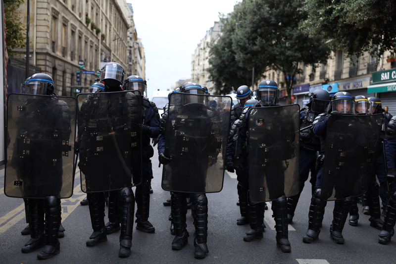 <p>Bakent Paris'te yzlerce eylemci Kuzey Gar'nn etrafnda toplanrken, blgede ok sayda polis ekibi ve kamyonlar bulunuyor.</p>