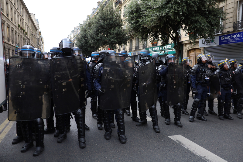 <p>Polis, gara girmesini engelledii gstericileri blgeden uzaklatrmak iin biber gaz ve copla mdahale ediyor.</p>