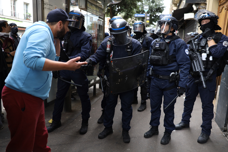 <p>Paris'te yaayan Julie isimli gsterici ise hkmetten bunald iin eyleme katldn belirterek, 'Ne yapmamz gerektiini bilmiyoruz artk.' dedi.</p>