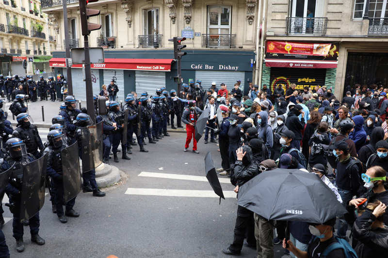 <p>Giderek 'saa kayan ve rk' bir hkmetlerinin olduu deerlendirmesinde bulunan Julie, 'Artk bylesine aleni bir ekilde, rk ve emeki snfa kar bylesine aalayc bir ekilde konumak mmkn deil.' dedi.</p>