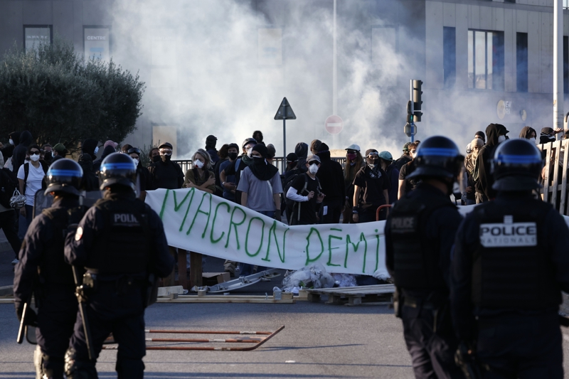 <p>Bu arada, lkenin en byk ikinci kenti olan Marsilya'da da binlerce kiinin katlmyla ve 'Macron, istifa' sloganlaryla yry balad.</p>